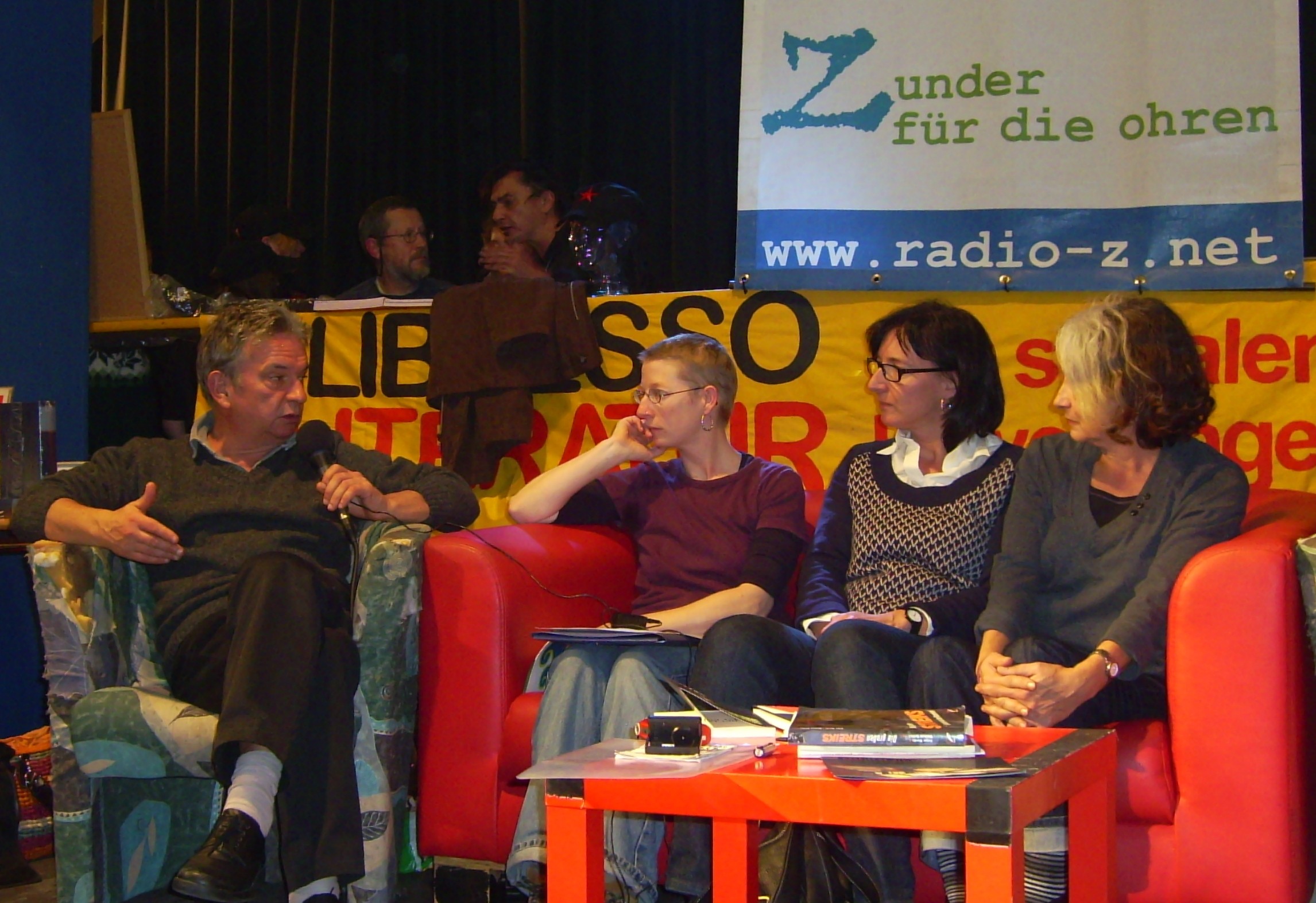 Edorta Jimenez, a la izquierda, y Arantxa Urretabizkaia, en la derecha, durante una entrevista que ofrecieron en la radio alemana (foto Bost Kultura)